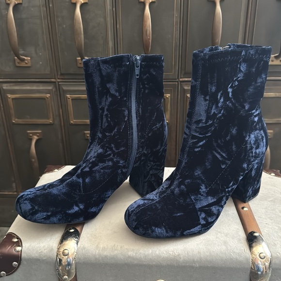 Mia Valencia Crushed Velvet Boots - Picture 3 of 6